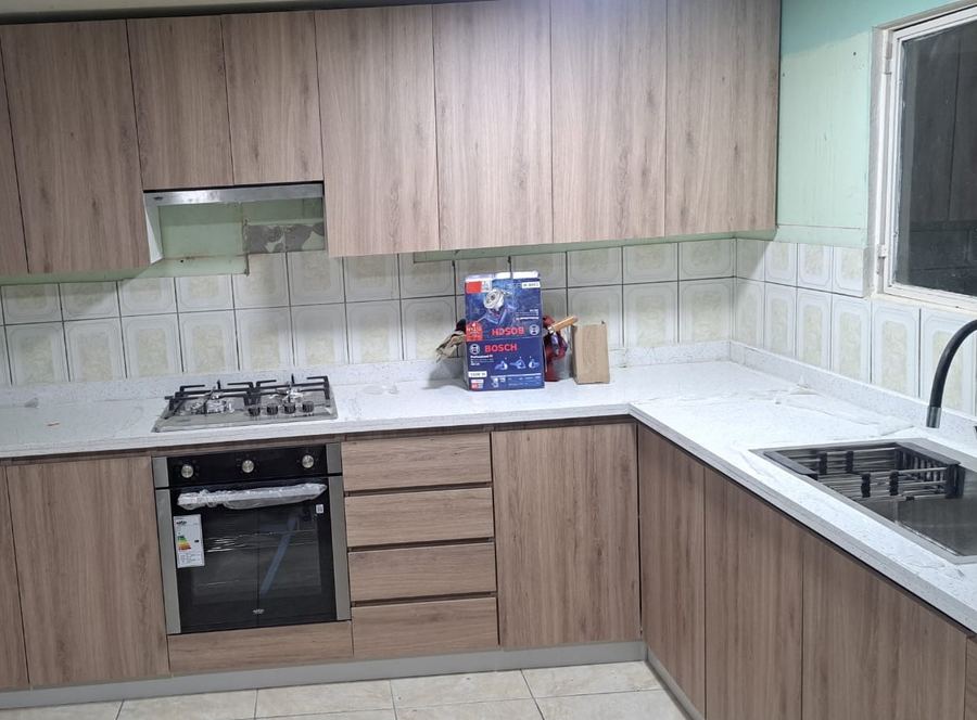 Instalación de cocina a medida en melamina, con cubierta tipo mármol