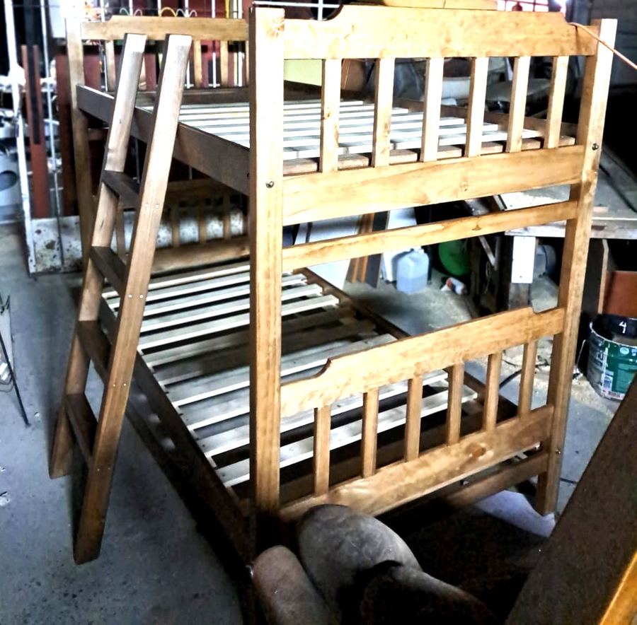 Litera de madera de pino recién fabricada