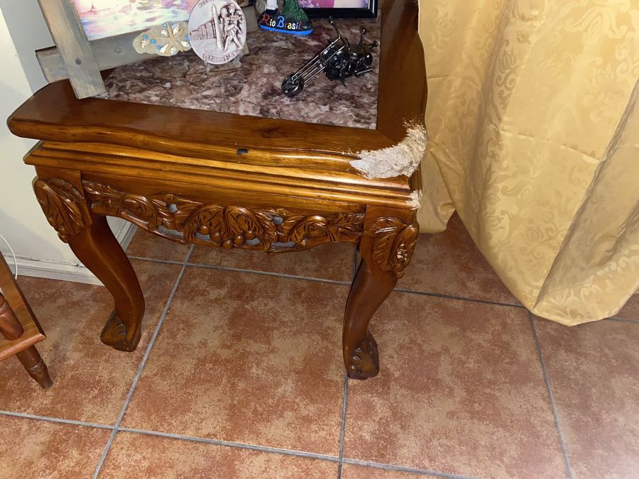 Reparación de mesa de madera, relleno antes de terminación