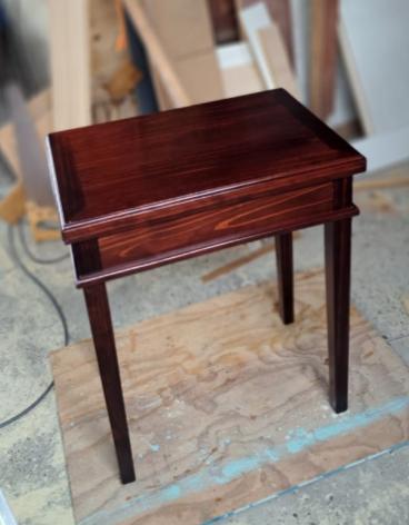 Mesa de madera color caoba terminada