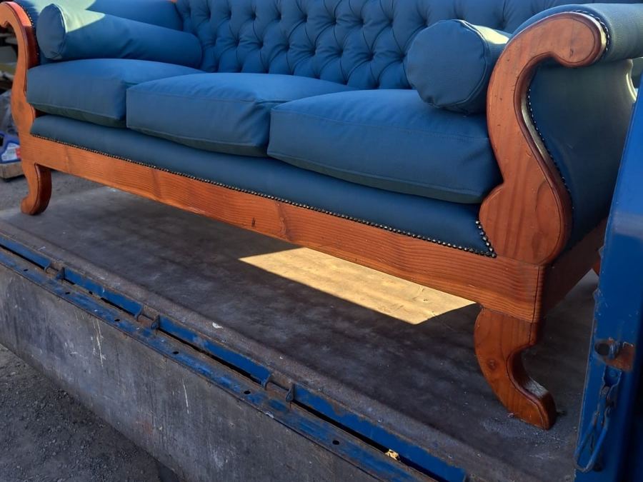 Sillón clásico retapizado en azul con capitoné