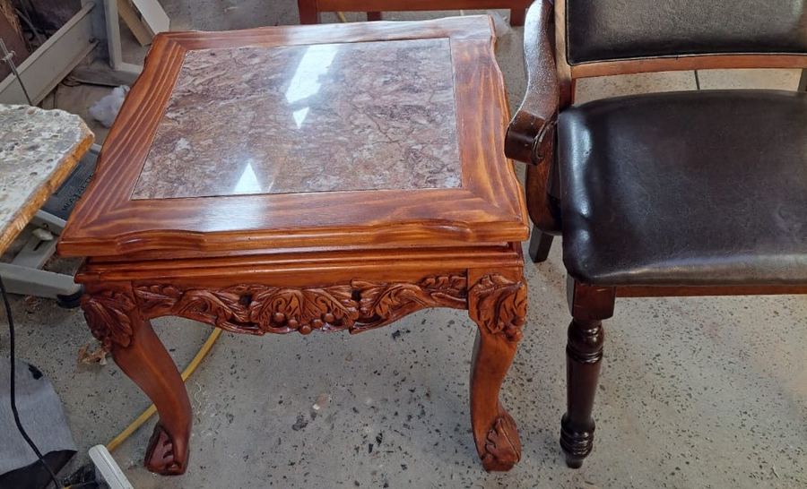 Mesa de centro con cubierta de mármol